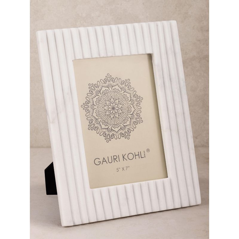 Elegant White Ribbed Marble 5'' x 7'' Picture Frame