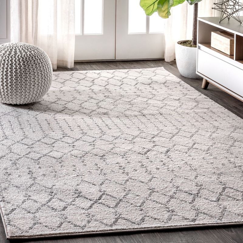 Gray and Cream Diamond Pattern 4' x 6' Area Rug