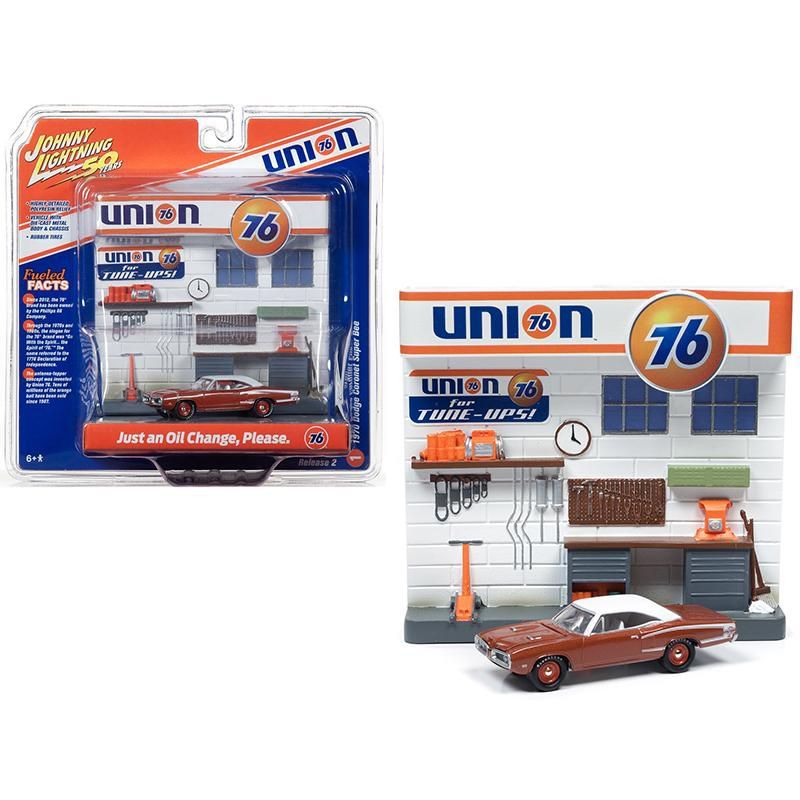 1970 Dodge Coronet Super Bee Brown with Union 76 Diorama Set