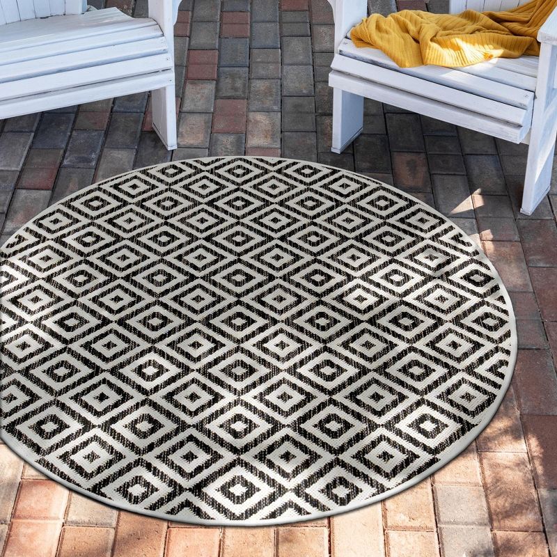 Costa Rica Black and White Round Outdoor Rug