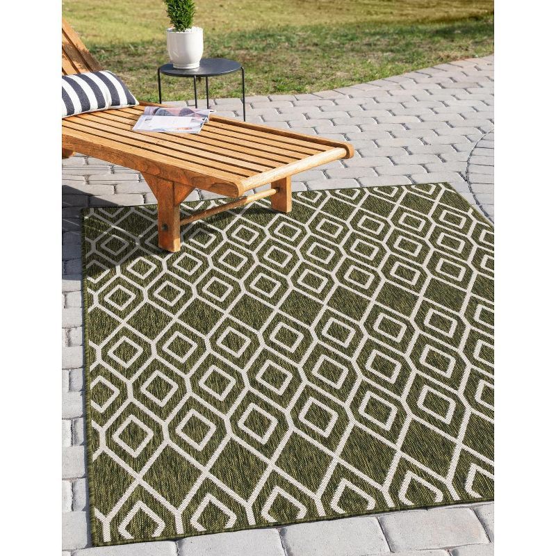 Green Geometric Synthetic Outdoor Rug, 5' x 7'