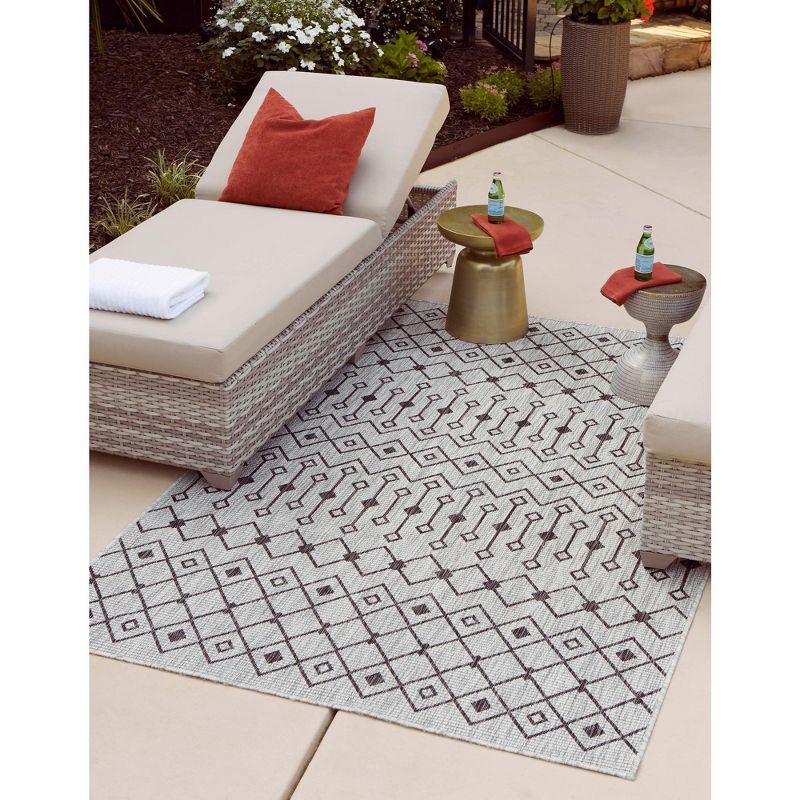 Light Gray & Blue Trellis Synthetic Outdoor Rug (5' x 8')
