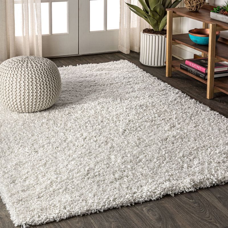 Luxurious White 5' x 8' Plush Shag Area Rug with Tassels