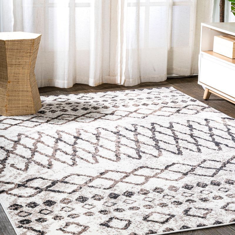 Ivory and Brown Reversible Diamond Synthetic Area Rug 5x8