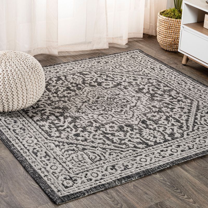 Sinjuri Medallion 5' Square Gray Synthetic Indoor/Outdoor Rug