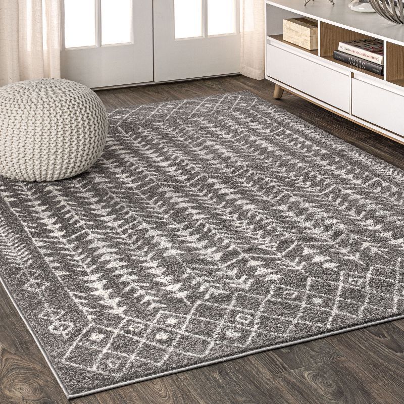 Ziri 4' x 6' Grey and Cream Synthetic Moroccan Area Rug