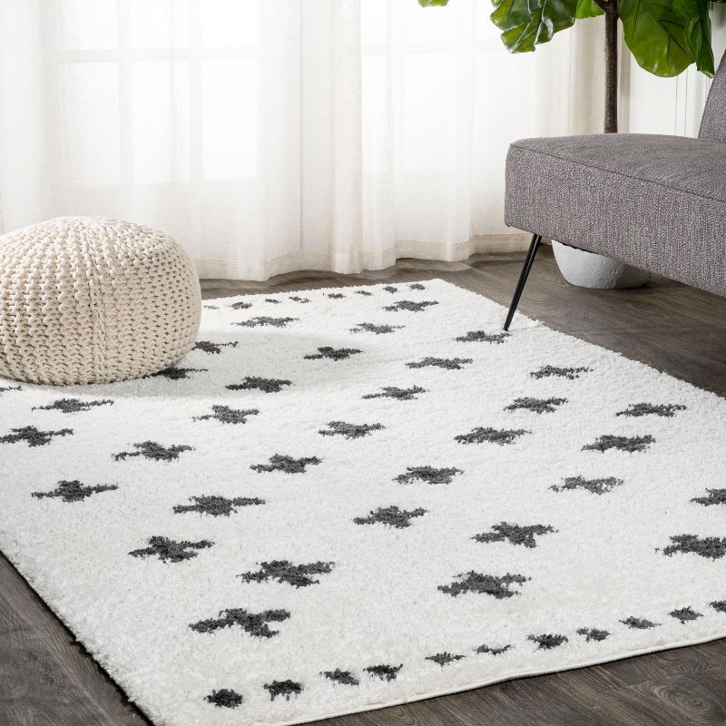 Cristo Berber-Inspired White & Black Geometric Shag Rug 4' x 6'