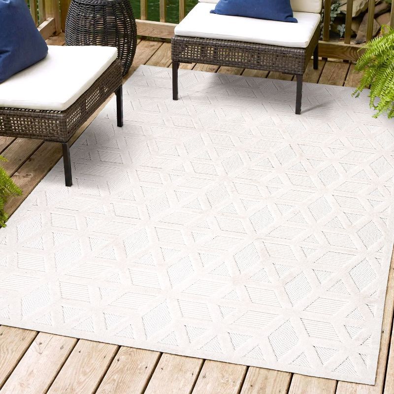 Ivory Geometric 4' x 6' Handmade Synthetic Indoor/Outdoor Rug