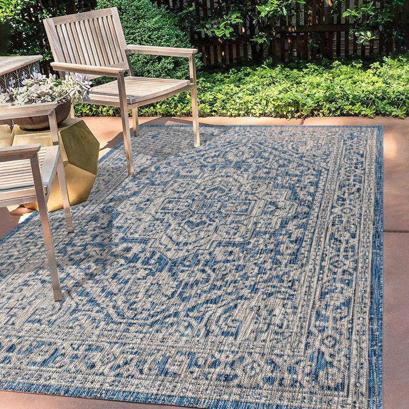 Reversible Gray Medallion 8' x 10' Synthetic Indoor/Outdoor Rug