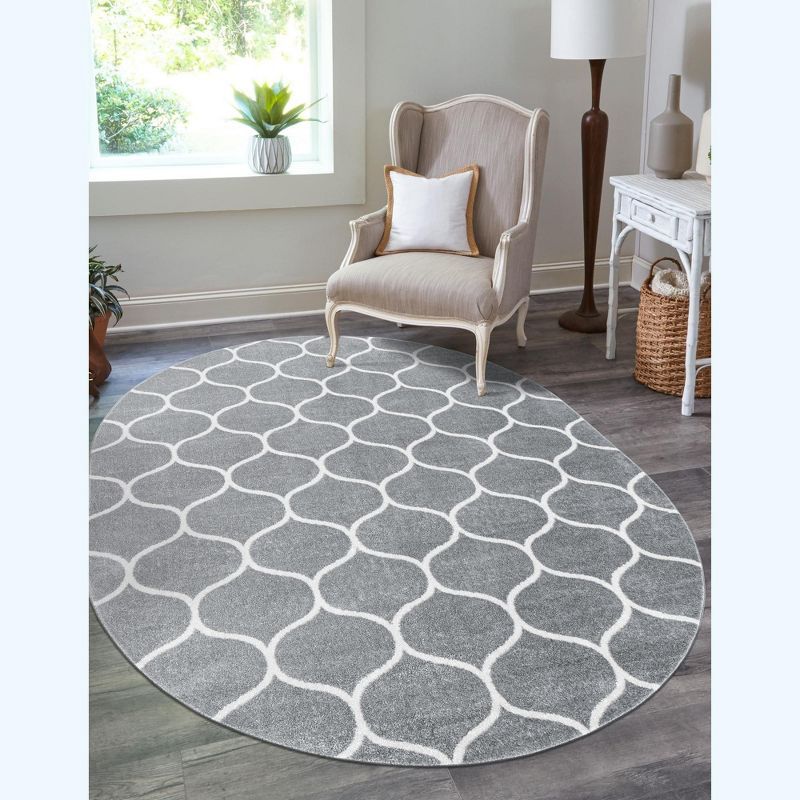 Light Gray/Ivory Oval Trellis Synthetic Area Rug 8' x 10'