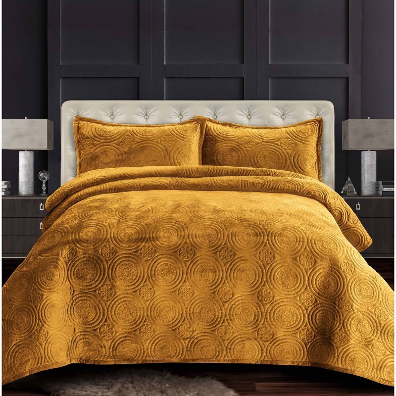 Elegant Medallion Queen Velvet Quilt Set in Gold