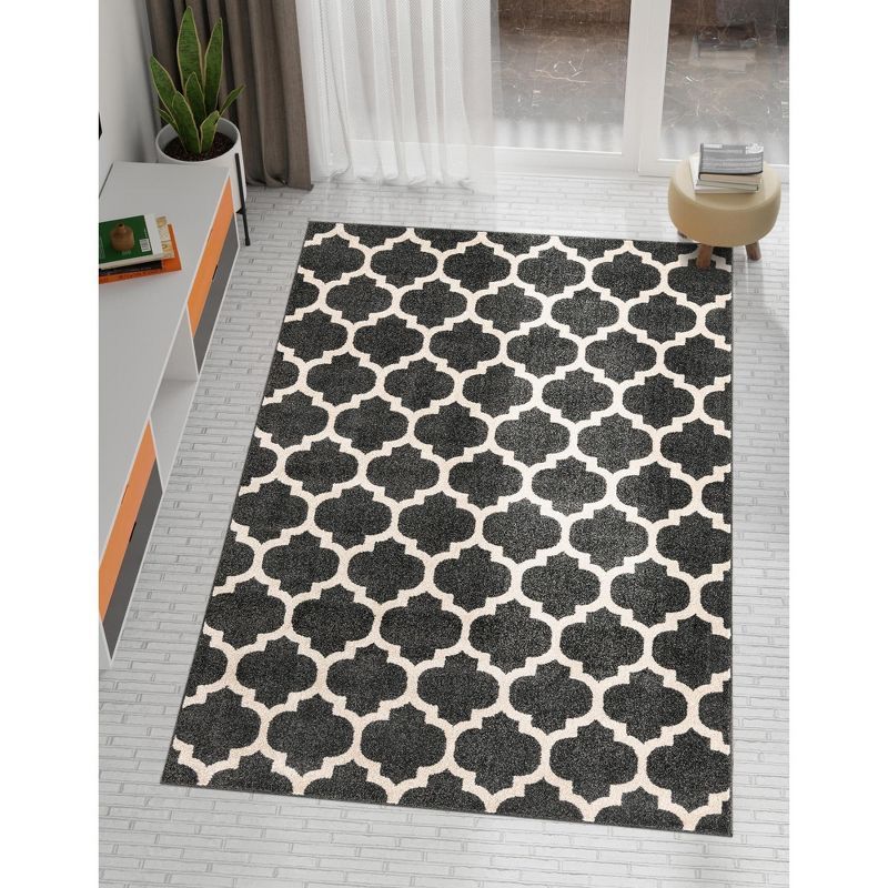 Black Synthetic Trellis 6' x 9' Reversible Washable Rug