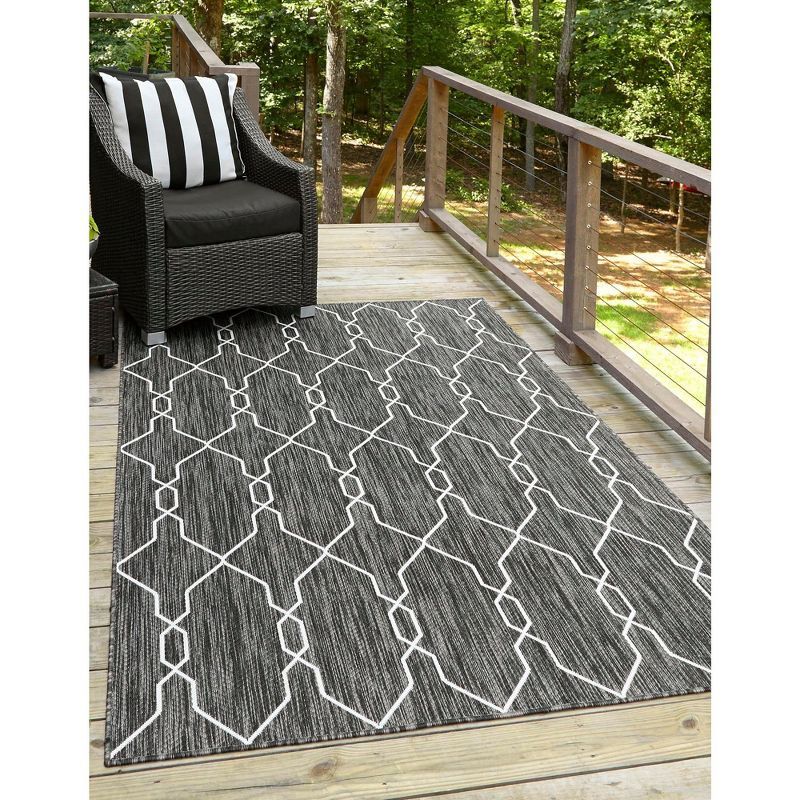 Charcoal and Ivory Trellis Outdoor Flatweave Rug 4' x 6'