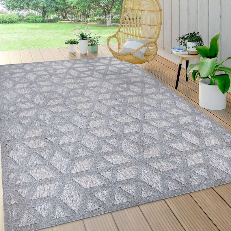 Light Gray Geometric 4' x 6' Reversible Indoor/Outdoor Rug