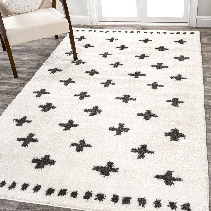 Boho Chic 5'x8' Reversible Geometric Shag Rug in White/Black