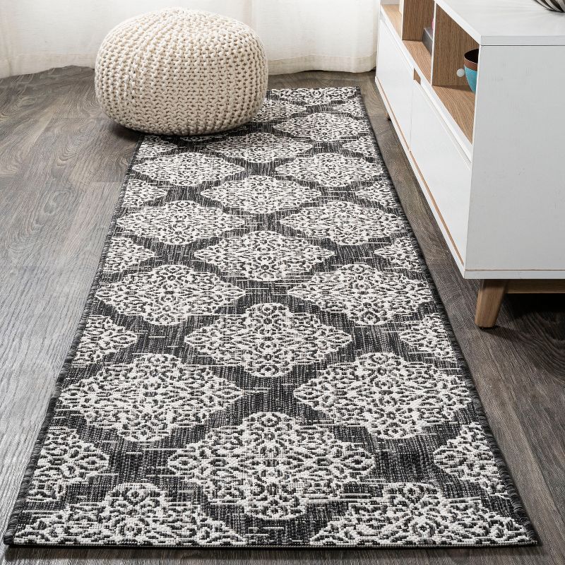 Black and Ivory Medallion Flat Woven Indoor/Outdoor Rug