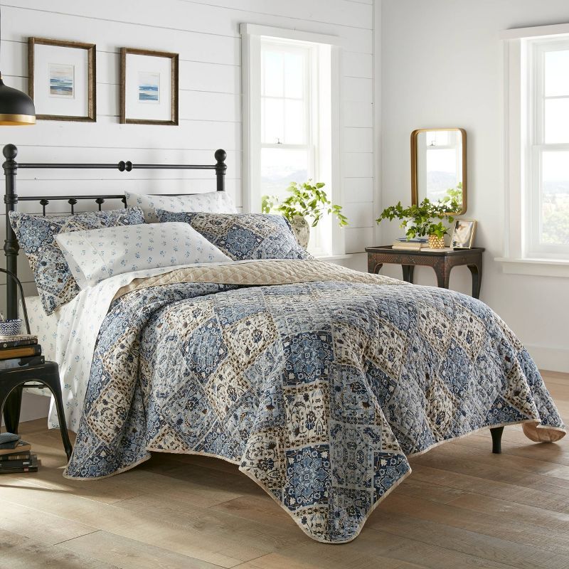 Cottage Charm King-Size Reversible Cotton Quilt Set in Blue