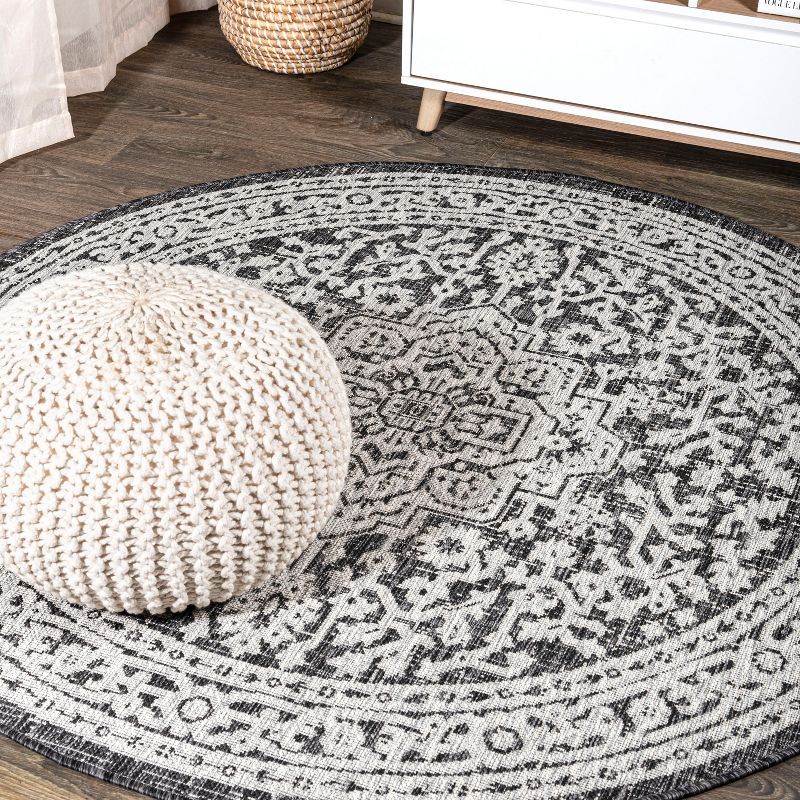 Sinjuri Medallion 5' Round Gray and Black Synthetic Area Rug