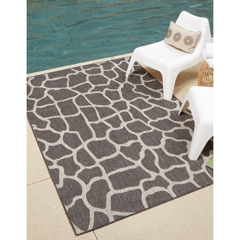 Dark Gray Abstract Synthetic 6' x 9' Easy-Care Outdoor Rug