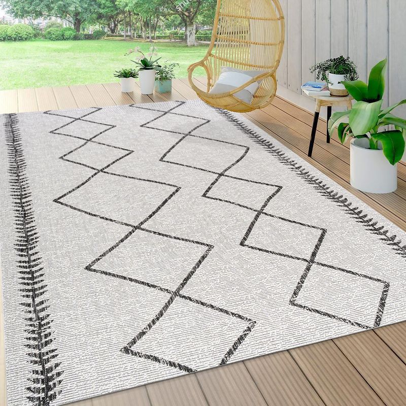 Ivory and Black Synthetic Diamond Trellis 3x5 Area Rug