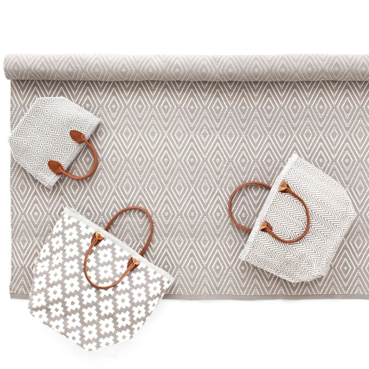 Diamond Platinum/White Handwoven Indoor/Outdoor Rug