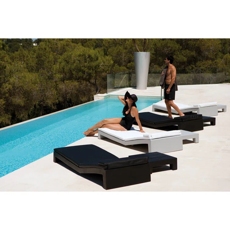 Jut Plastic/Resin Dining Table