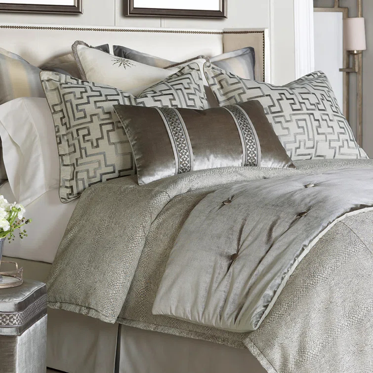 Ezra Modern & Contemporary Animal Print Duvet Cover Set