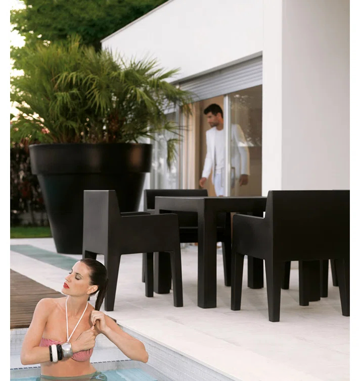 Jut Plastic/Resin Dining Table