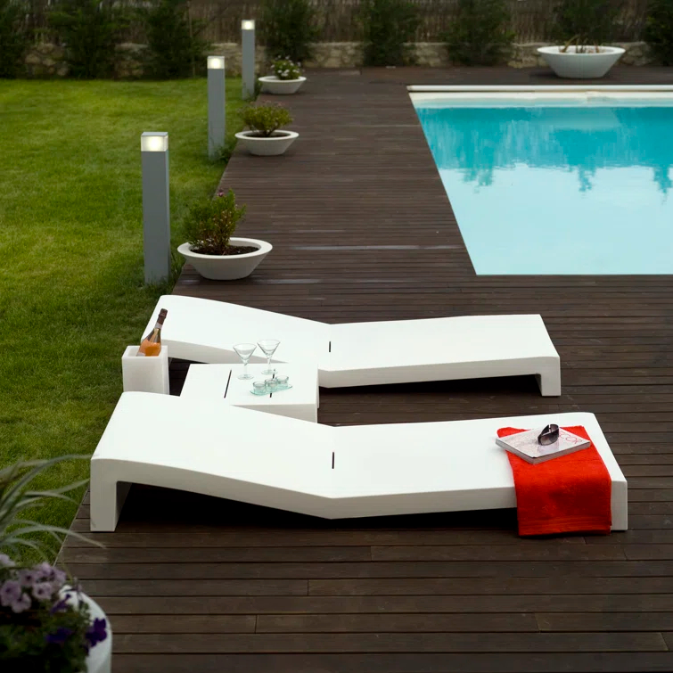 Jut Plastic/Resin Dining Table