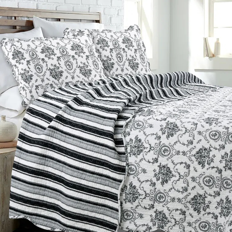 French Medallion Reversible Farmhouse / Country 3 Piece Quilt Set