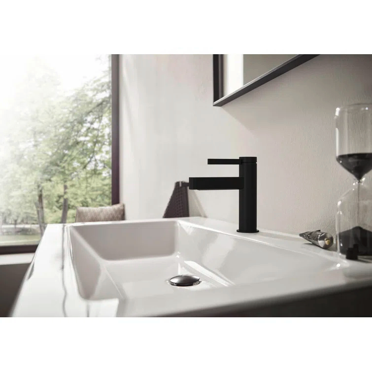 Finoris Single-Hole Faucet with Pop-Up Drain