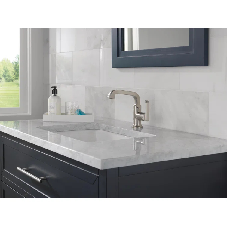 Tetra Single Hole Bathroom Faucet, Single Handle Bathroom Sink Faucet with Drain Assembly