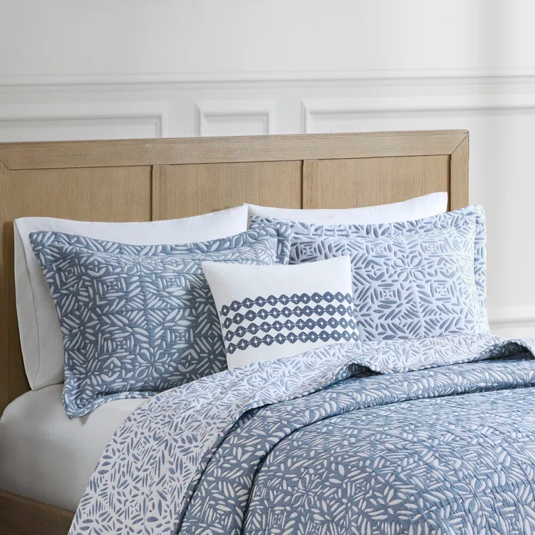 Madison Park Signature Harmony Oversized Reversible Matelasse Quilt Set with Throw Pillow