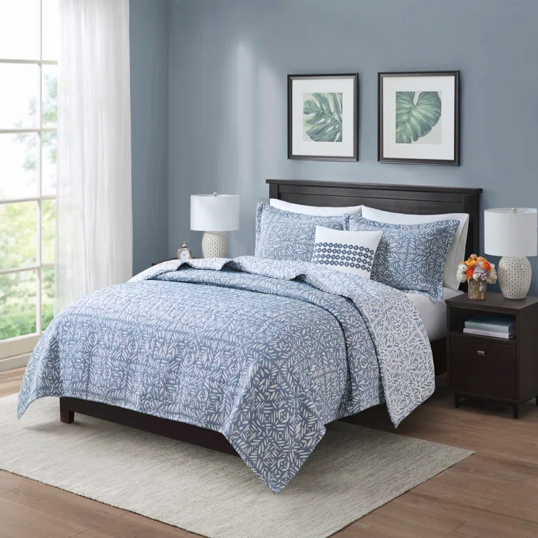 Madison Park Signature Harmony Oversized Reversible Matelasse Quilt Set with Throw Pillow