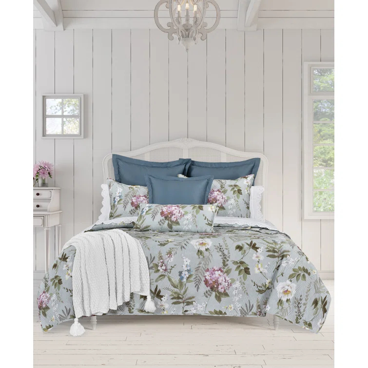 Five Queens Court Sakura Quilt Set