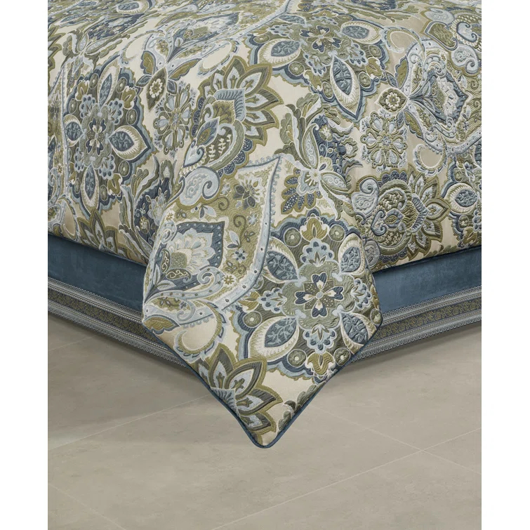 Anzalone Comforter Set