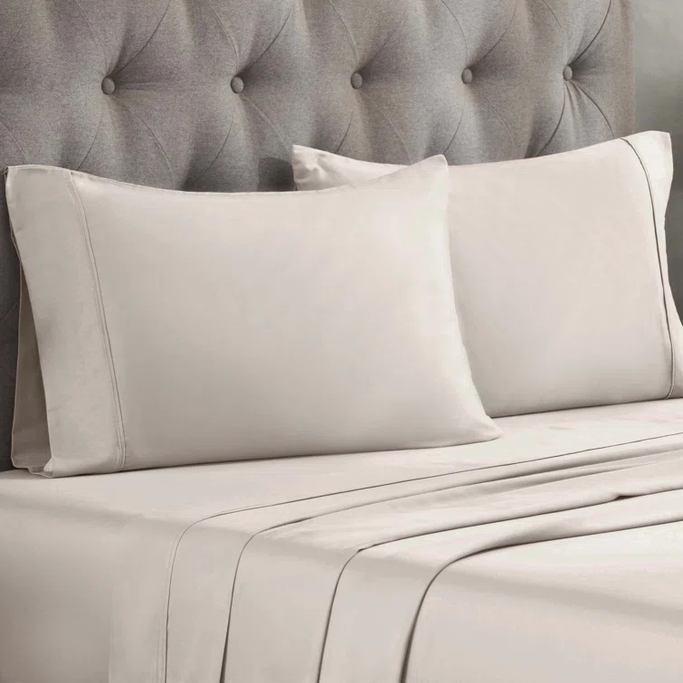 Superior Egyptian Cotton 300 Thread Count Solid Pillowcases (Set of 2)