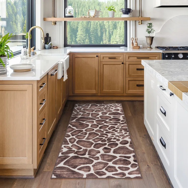 Gertmenian Crystal Print Gavin Giraffe Brown Ivory Modern Animal Print Flat Pile Indoor Area Rug