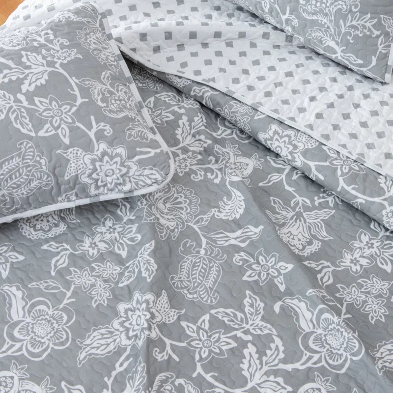 Dainty Floral Reversible Quilt Set with Shams