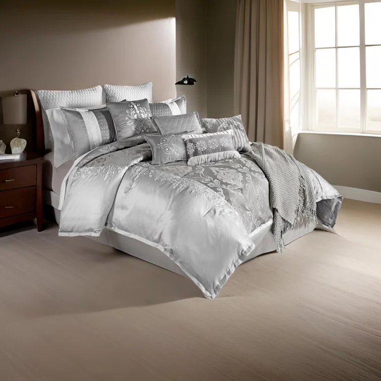 Benjara Comforter Set