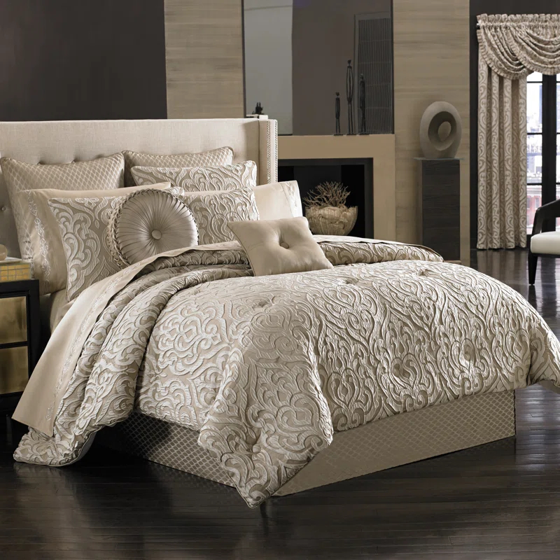Antonia Comforter Set