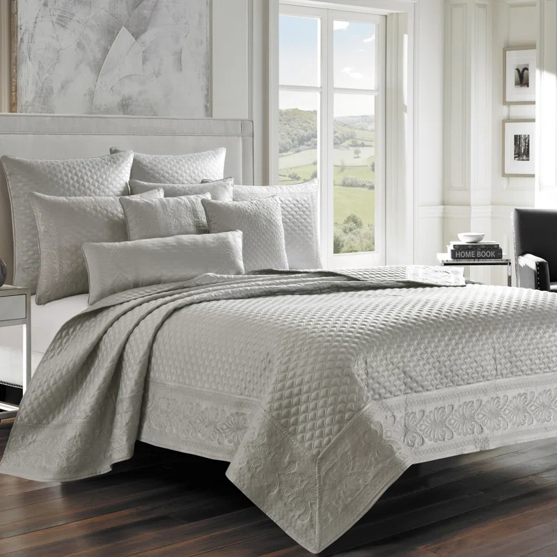 Five Queens Court Lincoln Coverlet