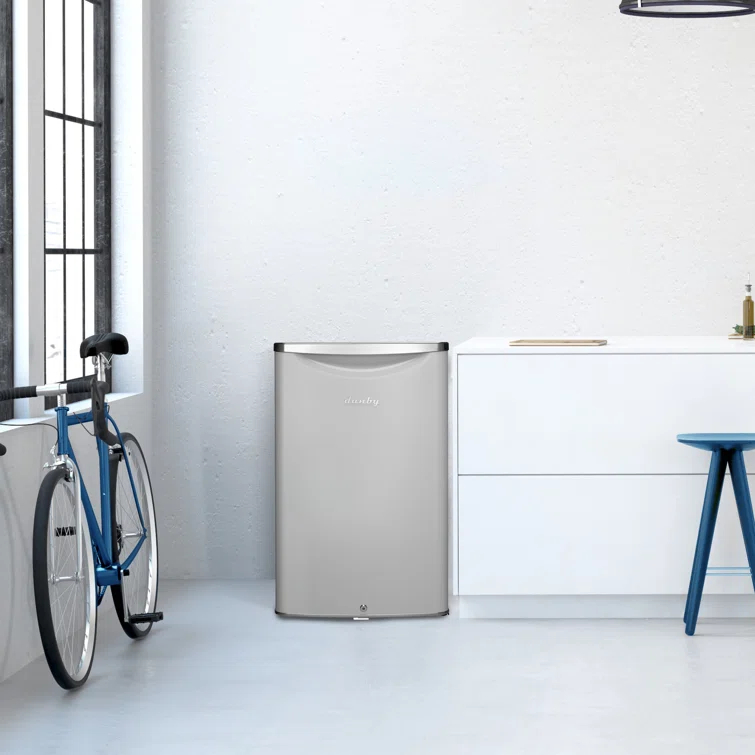 Danby Danby Classic Retro 4.4 Cubic Feet Freestanding Mini Fridge
