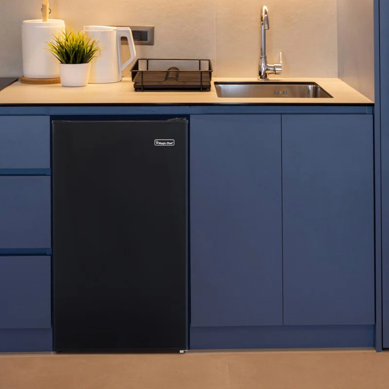 Magic Chef Magic Chef 4.4-cu. ft. Mini Refrigerator with Freezer Compartment