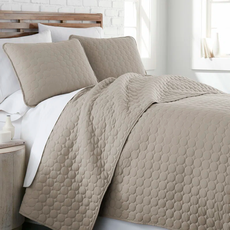SouthShore Fine Linens Southshore Fine Linens Lightweight Oversized Reversible Quilt Set with shams