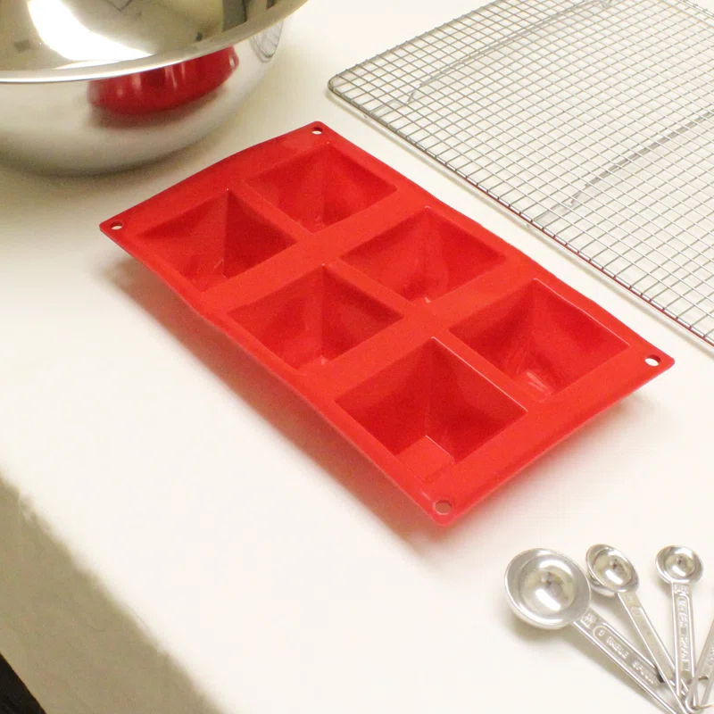 Thunder Group Inc. Thunder Group Inc. 6 Cup Non-Stick Silicone Mold with Lid