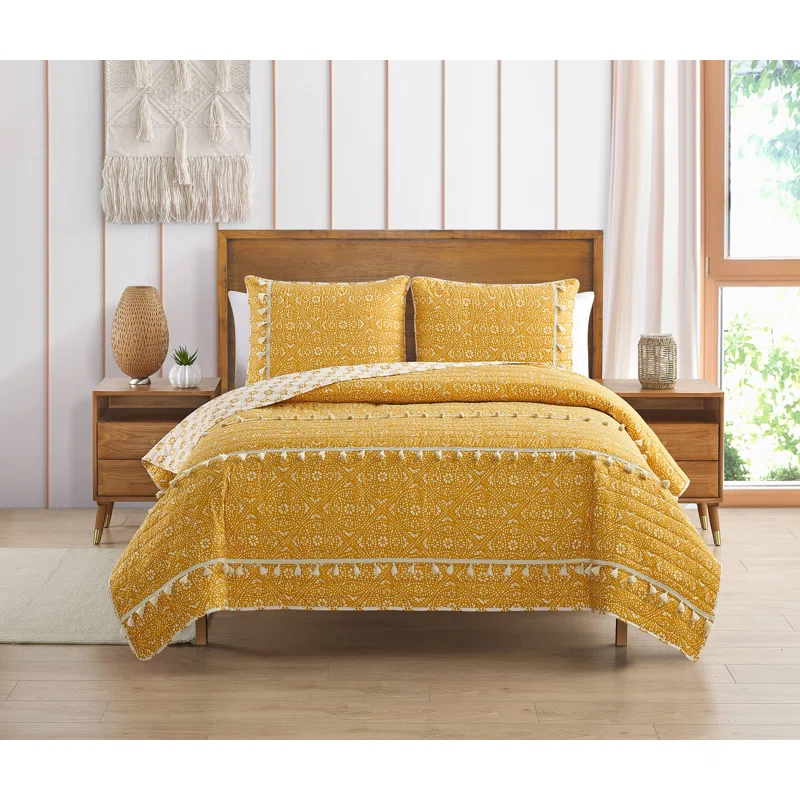 Design Studio DESIGN STUDIO Pasadena Medallion All-Season Soft Microfiber Quilt Set with Tassels
