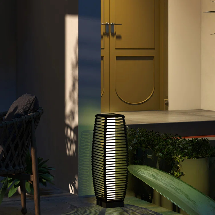 Outsunny Solar Powered Outdoor Floor Lamp