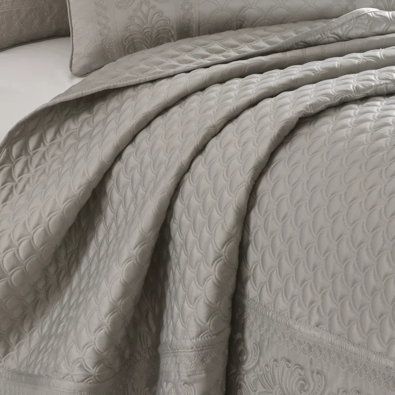 Five Queens Court Lincoln Coverlet