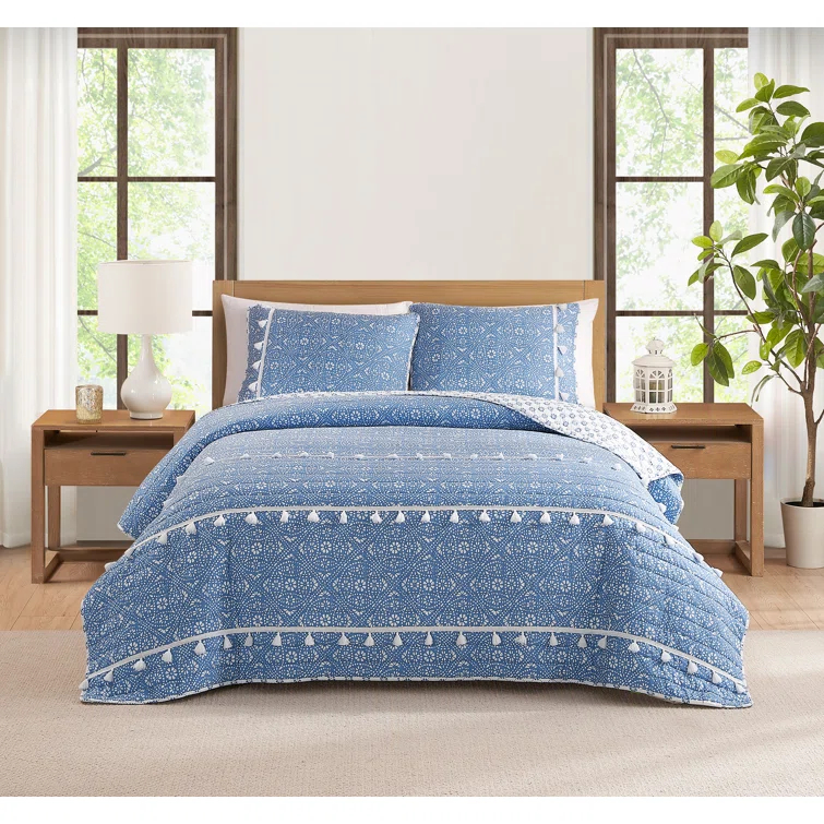 Design Studio DESIGN STUDIO Pasadena Medallion All-Season Soft Microfiber Quilt Set with Tassels